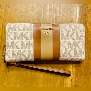Michael Kors Zipper Wallet